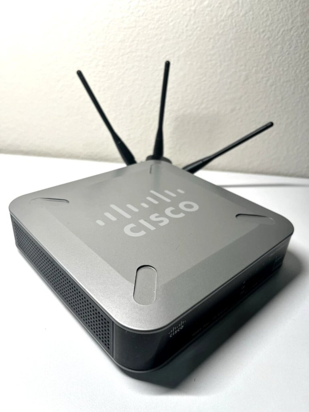 Cisco WRVS4400N V2 Wireless N Gigabit Security Router with VPN (No Adapter)